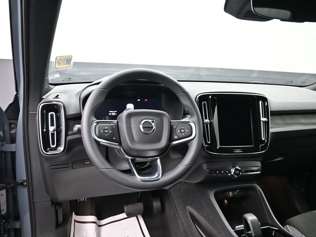 Used 2023 Volvo XC40 Recharge Plus image 11