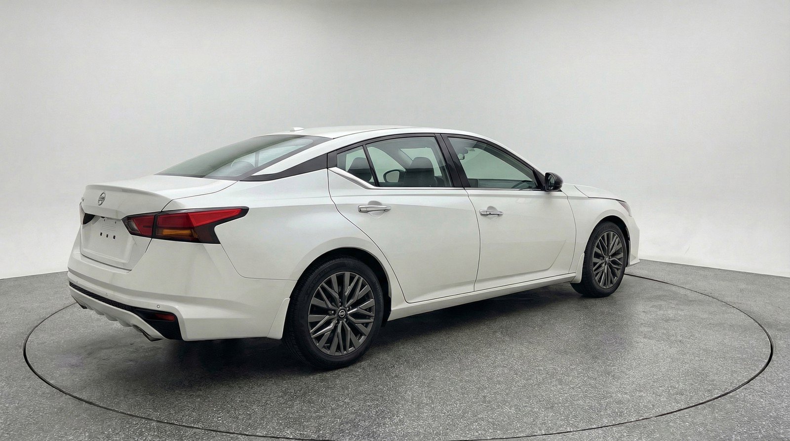 Used 2025 Nissan Altima 2.5 SV FWD image 9