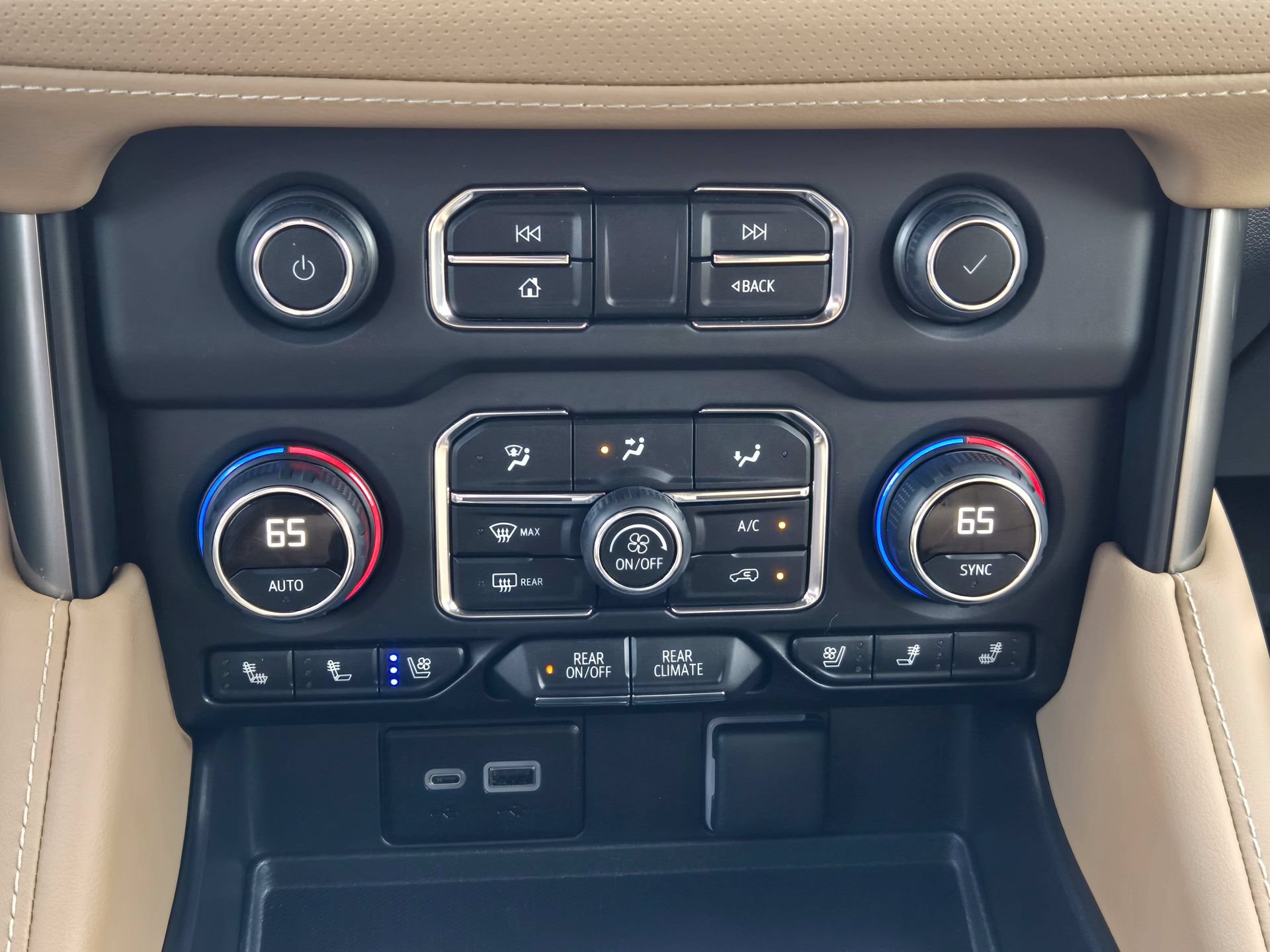 Used 2024 Chevrolet Tahoe Premier w/ Premium Package RWD image 18