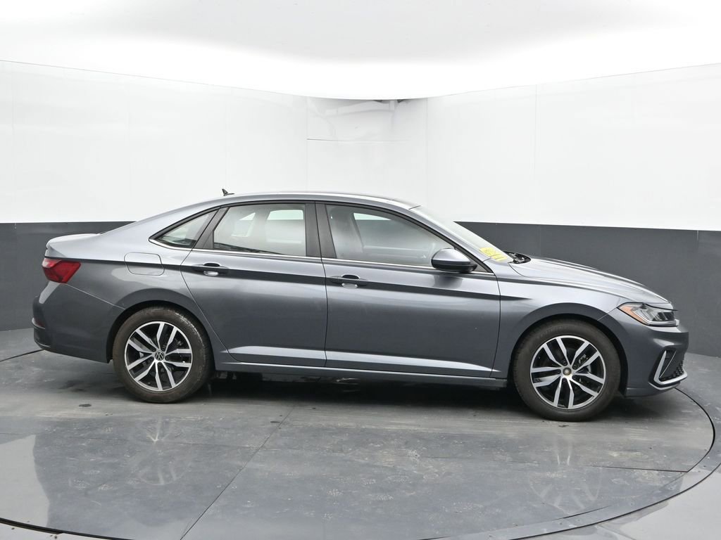 Used 2025 Volkswagen Jetta SE image 12