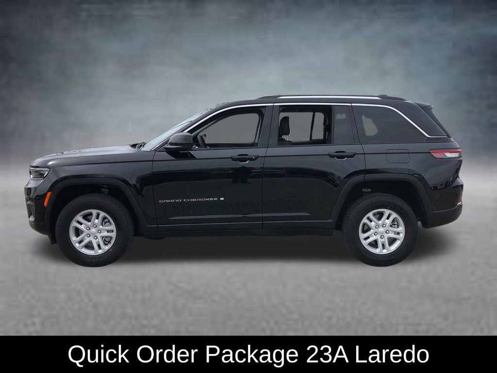 Used 2023 Jeep Grand Cherokee Laredo image 3