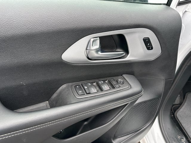 Used 2024 Chrysler Pacifica Limited FWD image 14