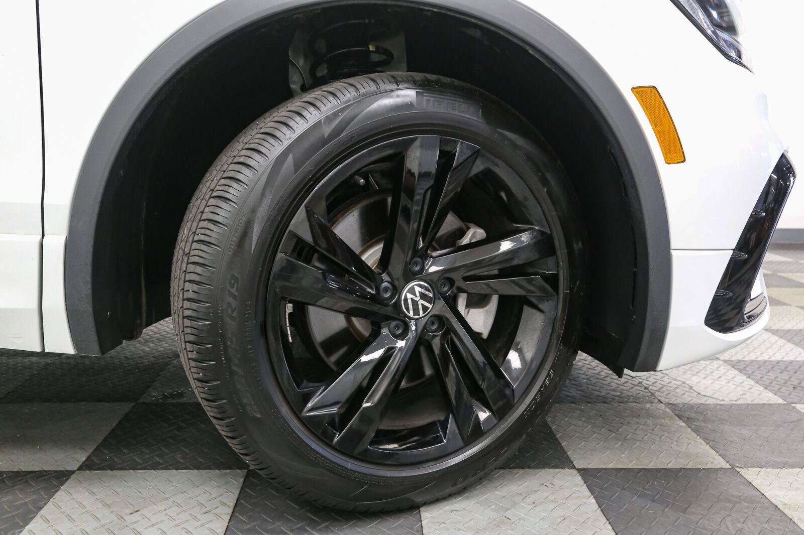 Certified 2023 Volkswagen Tiguan SE R-Line AWD/4WD image 18
