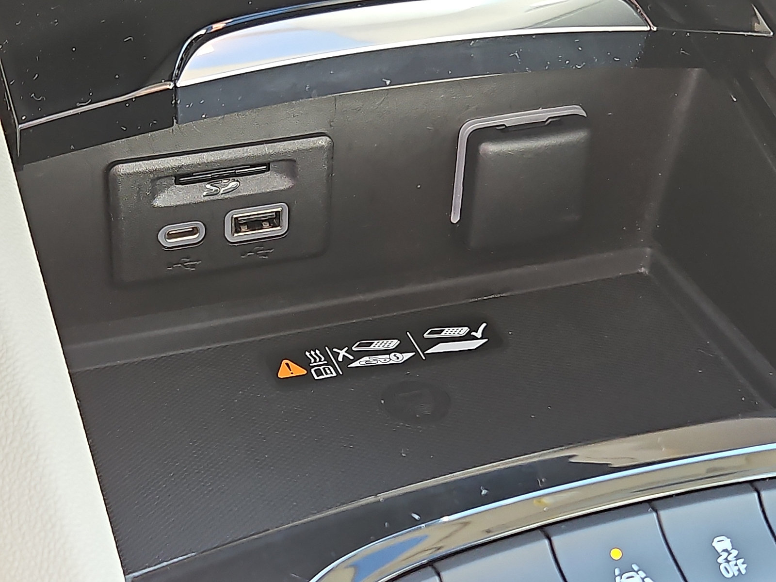 Used 2022 Buick Envision Avenir w/ Technology Package II AWD/4WD image 25