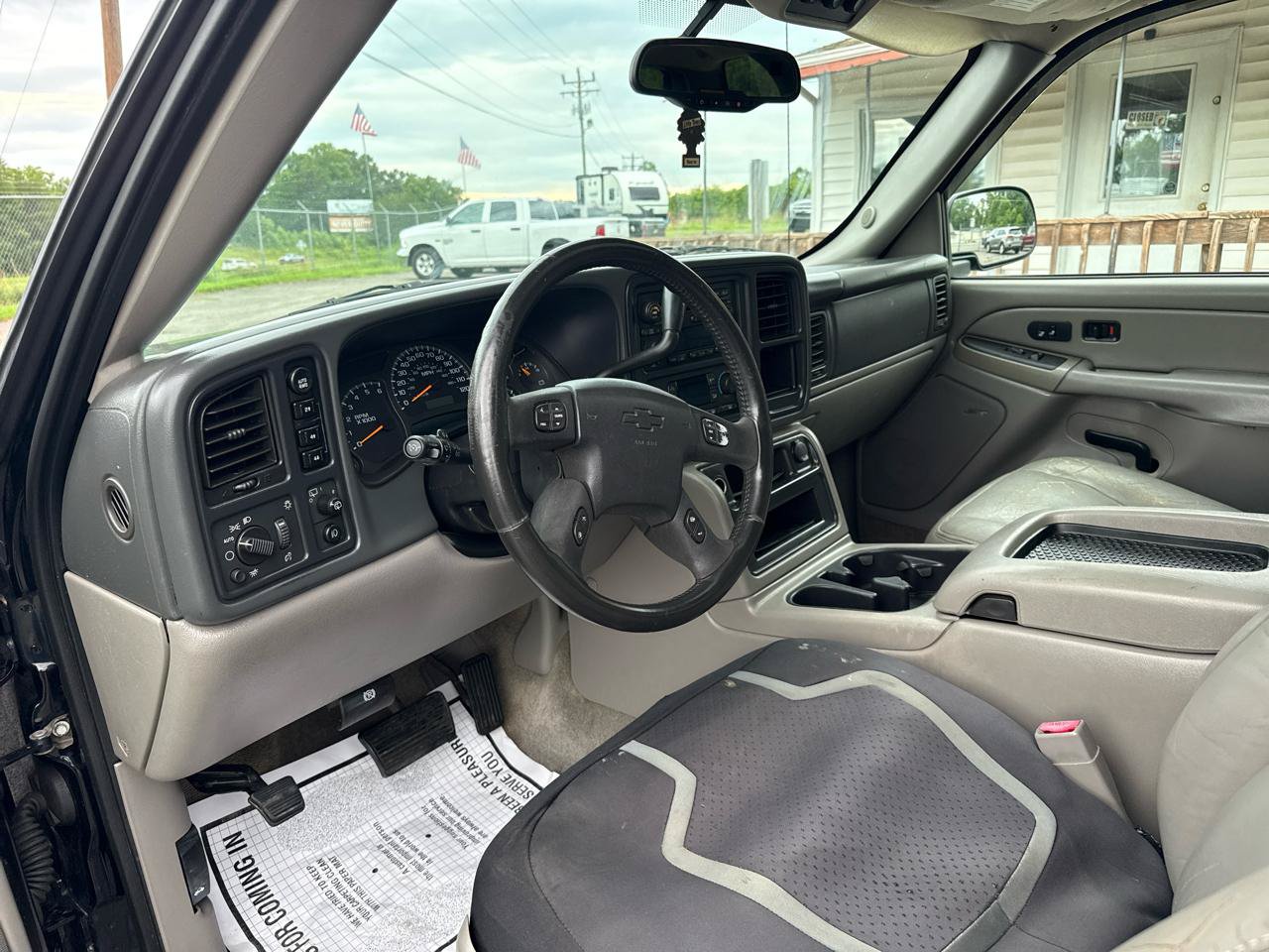 Used 2004 Chevrolet Suburban 2500 LT w/ Preferred Equipment Group AWD/4WD image 3