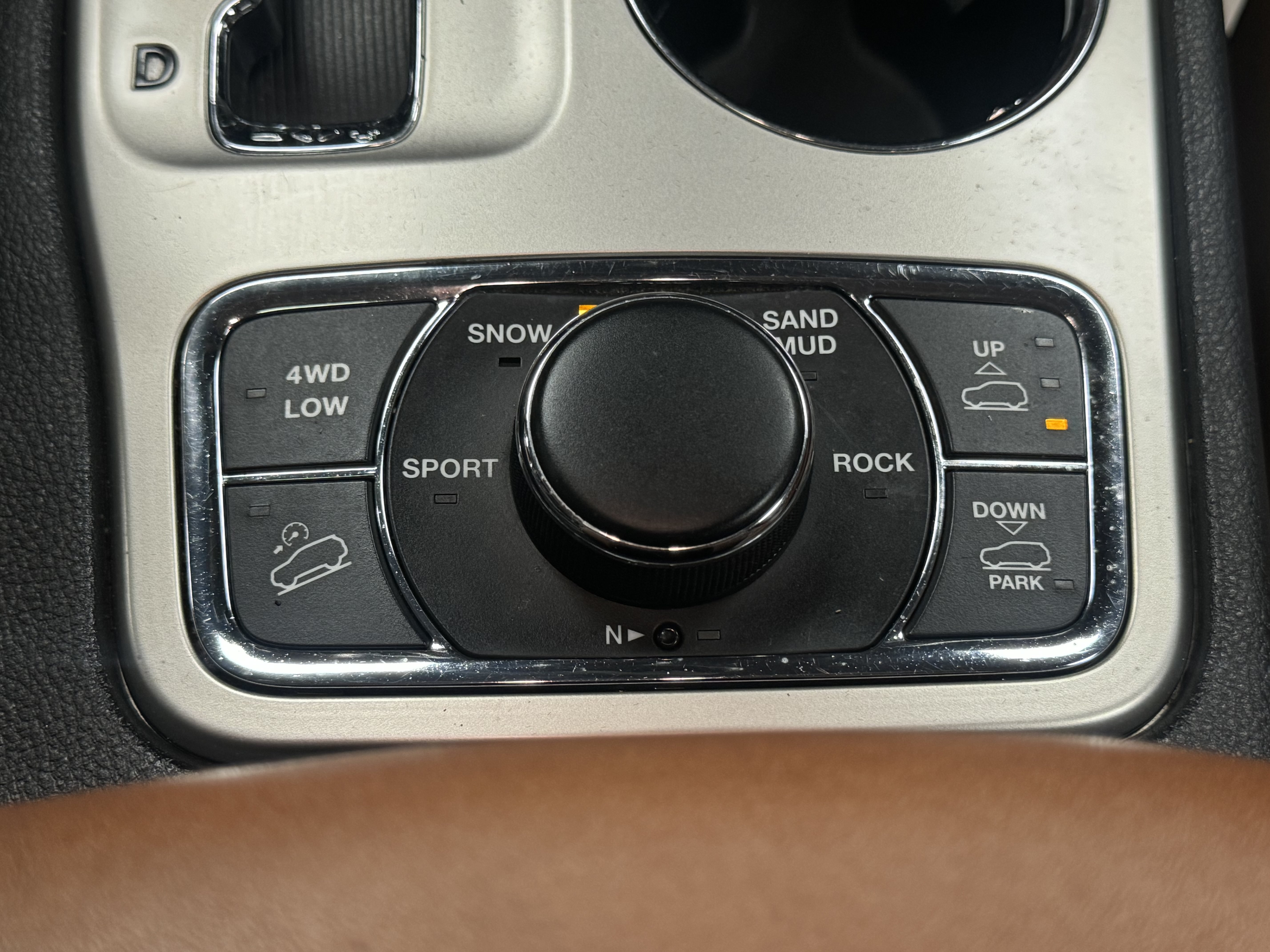 Used 2011 Jeep Grand Cherokee Overland Summit AWD/4WD image 12