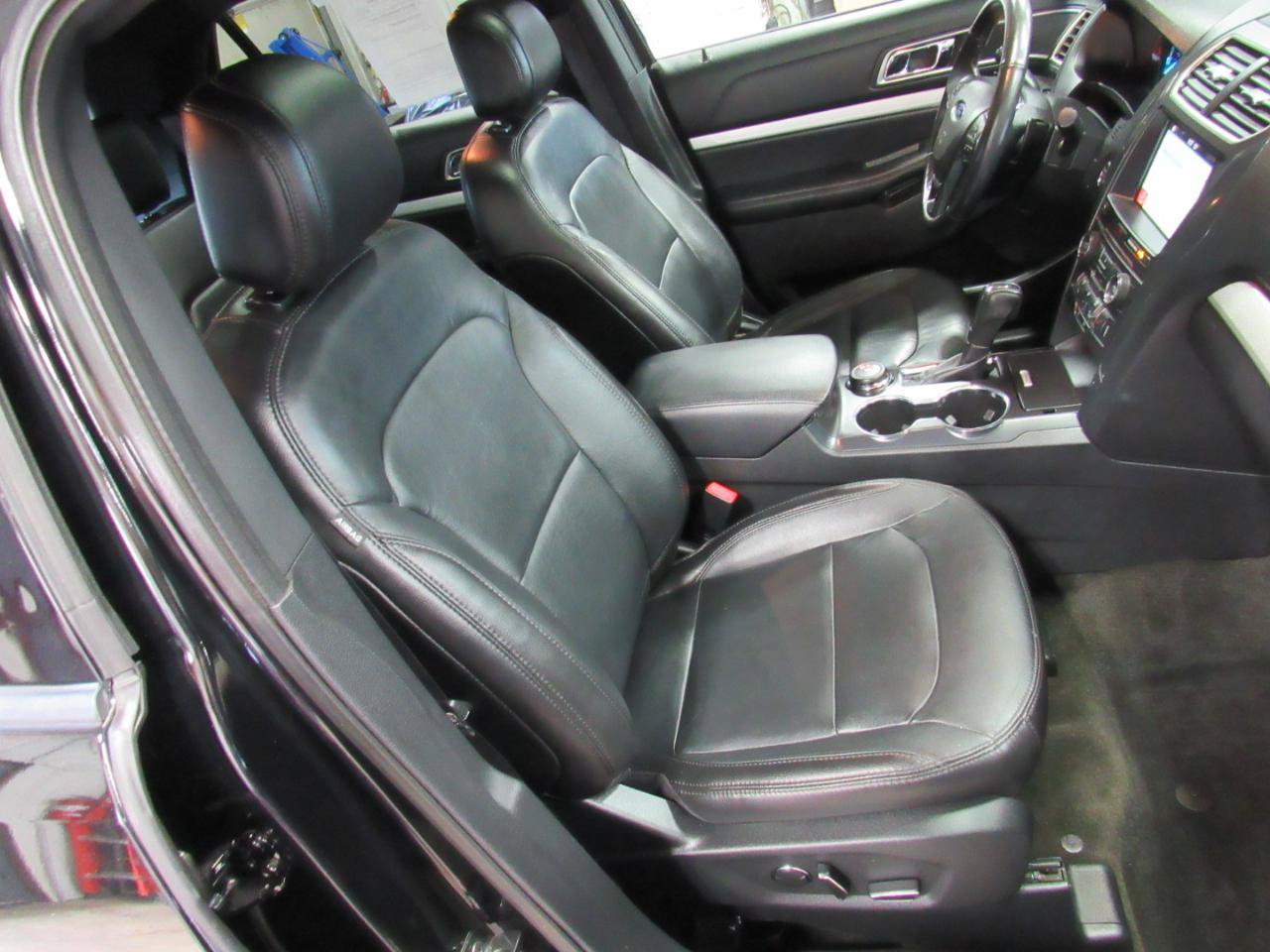 Used 2017 Ford Explorer XLT w/ Equipment Group 202A AWD/4WD image 25