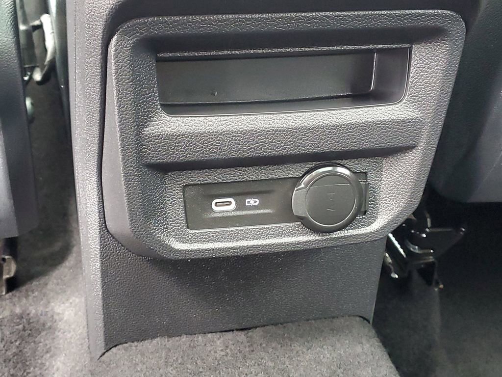 Used 2022 Volkswagen Tiguan SE R-Line image 16