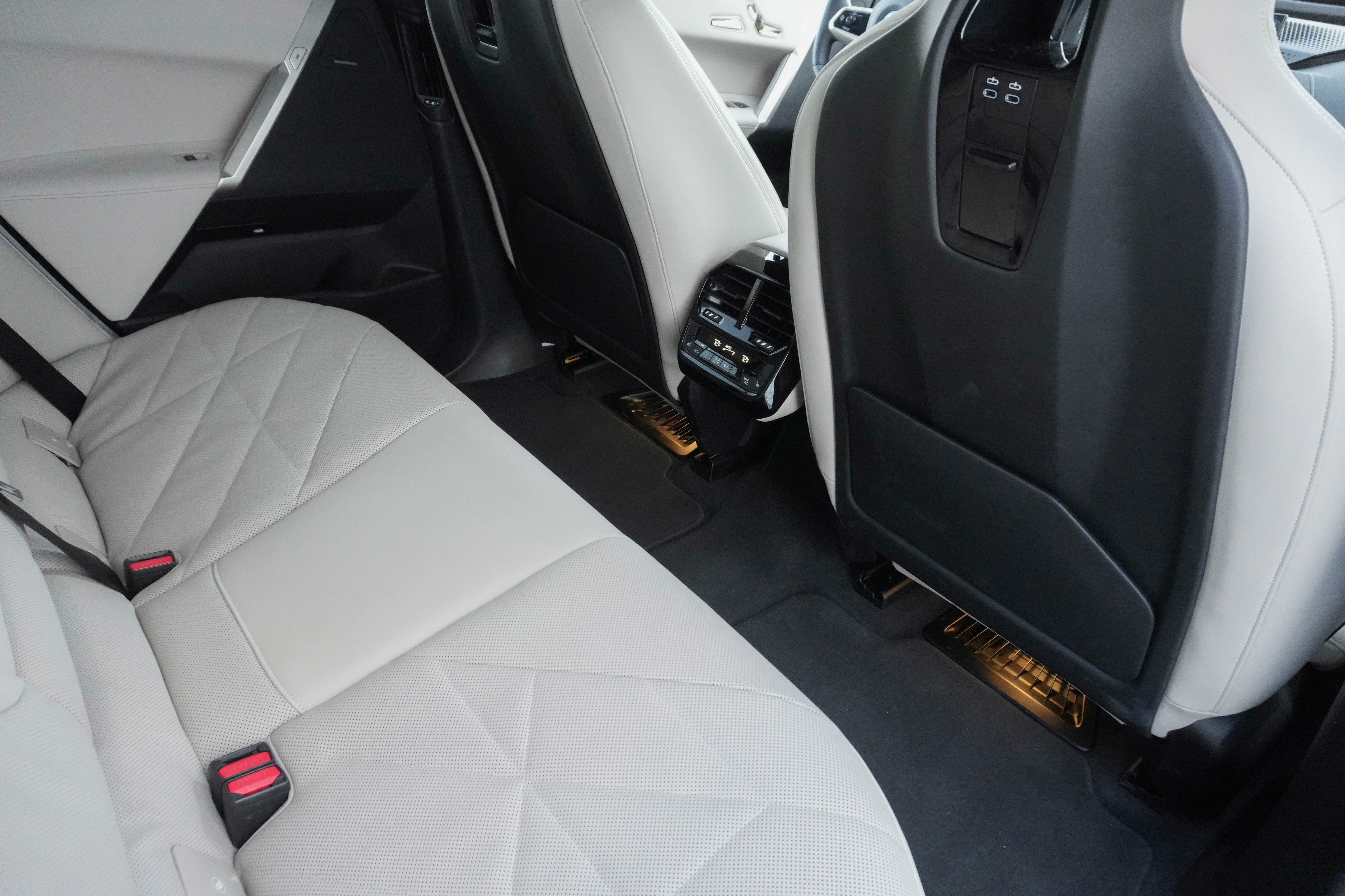 Certified 2023 BMW iX xDrive50 w/ Premium Package image 29