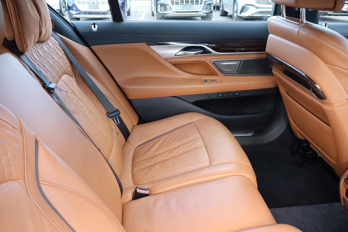 Used 2022 BMW 750i xDrive w/ Luxury Rear Seating Package AWD/4WD image 16