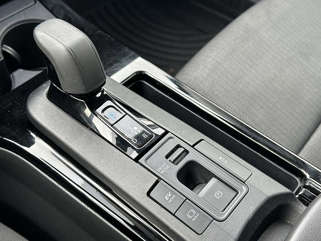 Used 2025 Toyota Prius LE image 32