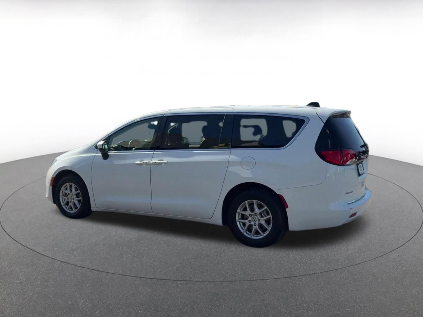 Used 2023 Chrysler Voyager LX FWD image 9