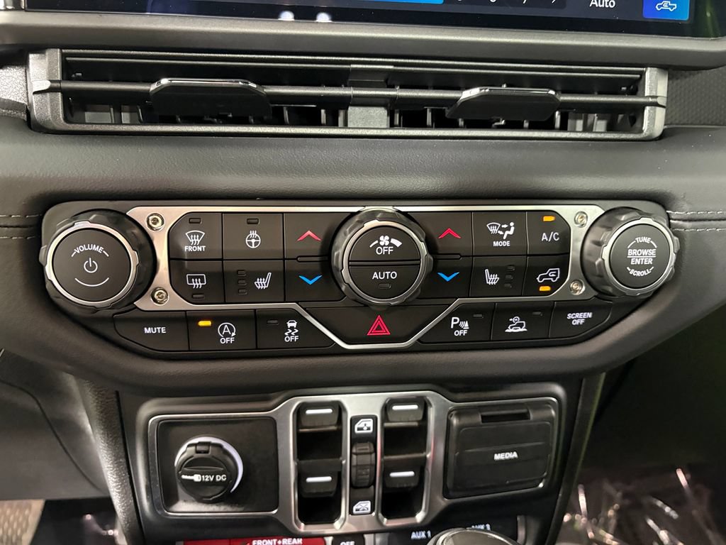 Used 2025 Jeep Gladiator Rubicon AWD/4WD image 18