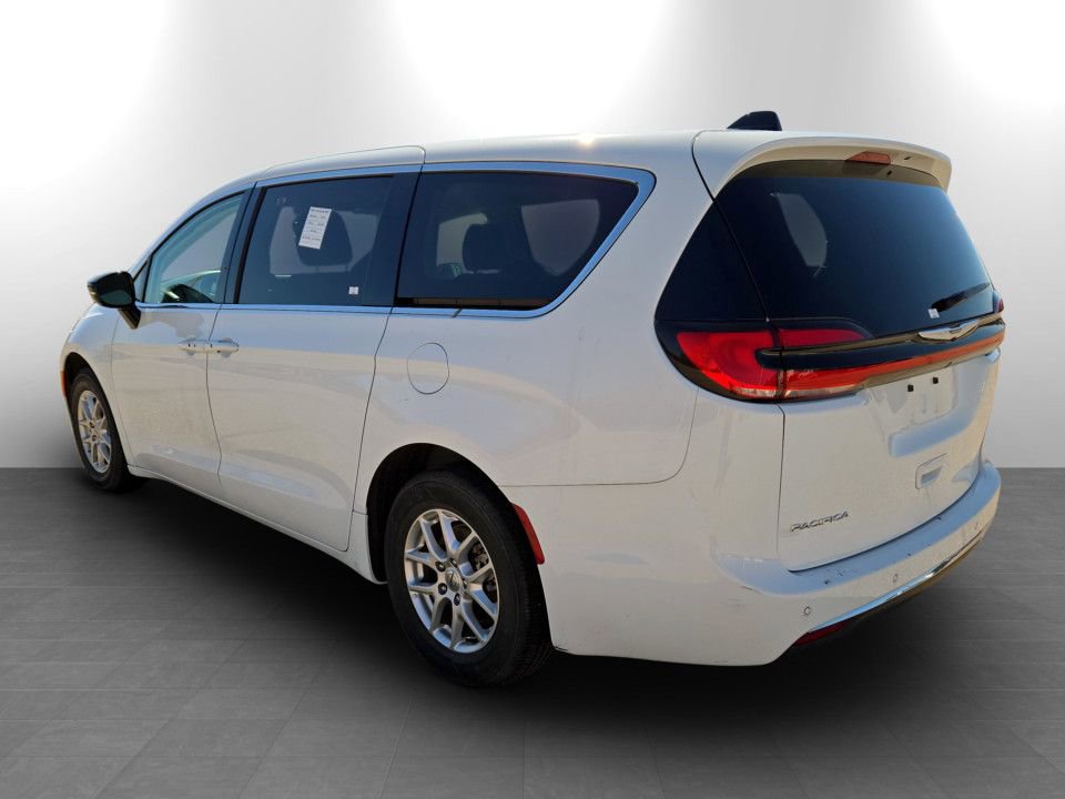Used 2024 Chrysler Pacifica Touring-L image 9