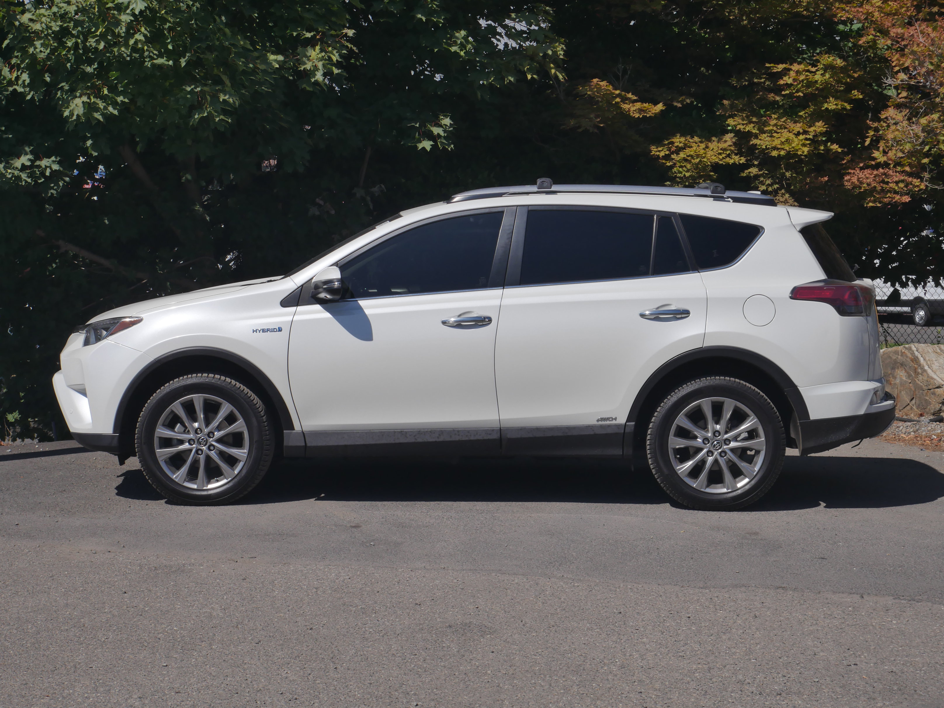 Used 2017 Toyota RAV4 Limited w/ Advanced Technology Package AWD/4WD image 17