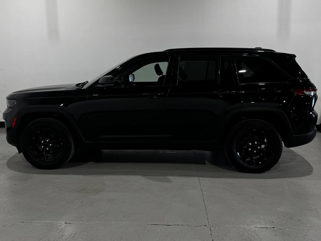 Used 2025 Jeep Grand Cherokee Altitude AWD/4WD image 14