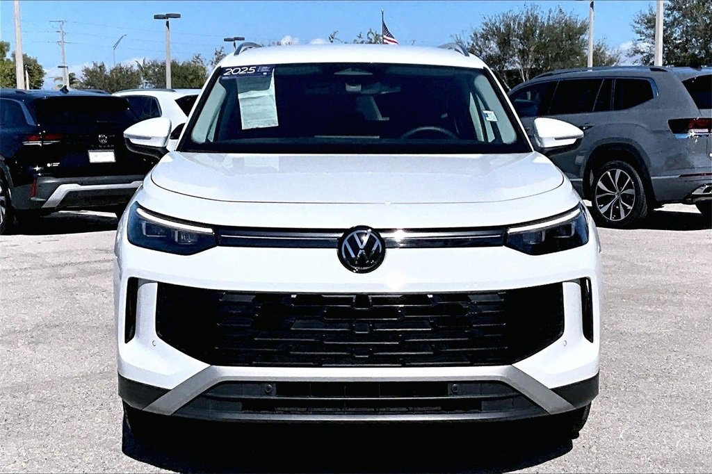 Certified 2025 Volkswagen Tiguan SE image 10