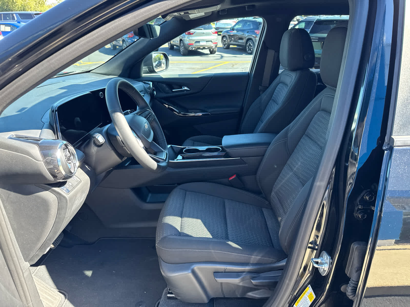 Used 2025 Chevrolet Equinox LT w/ Safety and Technology Package FWD image 17
