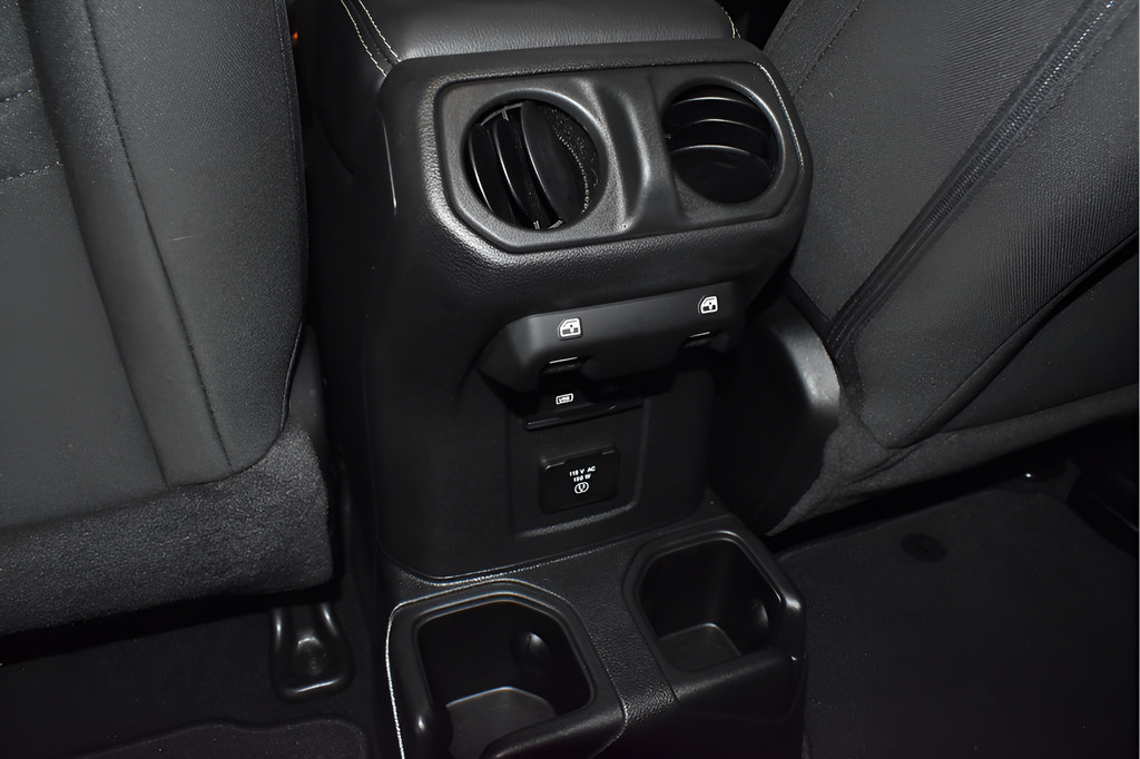 Used 2023 Jeep Wrangler Unlimited Sahara AWD/4WD image 17