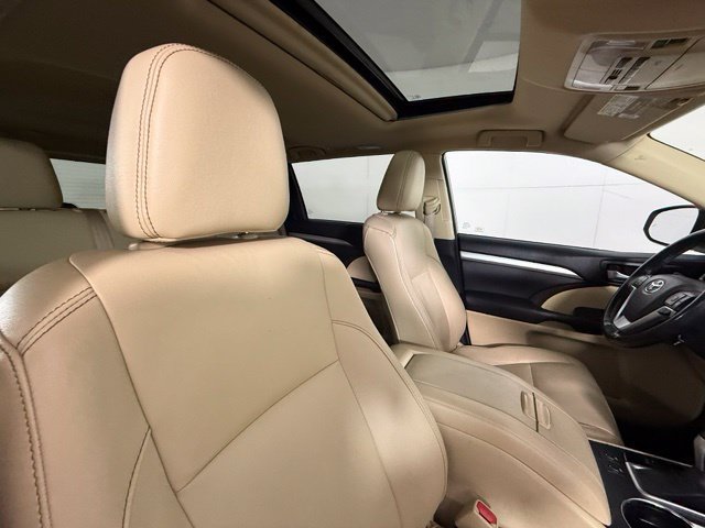 Used 2017 Toyota Highlander XLE w/ Carpet Mat Package FWD image 30