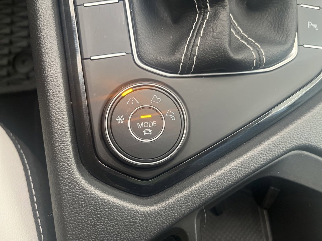 Certified 2025 Volkswagen Taos SE image 28