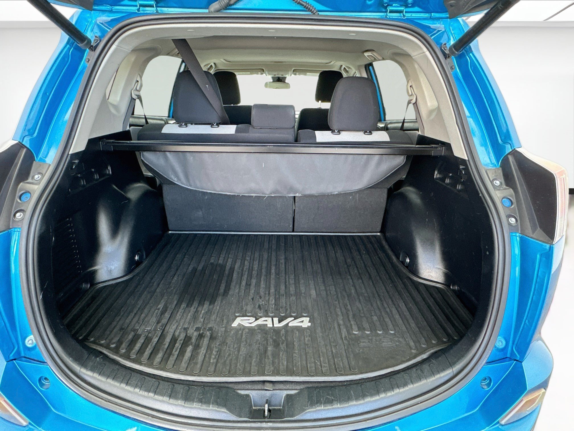 Used 2017 Toyota RAV4 XLE w/ Plus Special Value Package FWD image 17