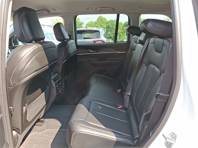 Used 2023 Jeep Grand Cherokee Limited w/ Black Appearance Package image 20