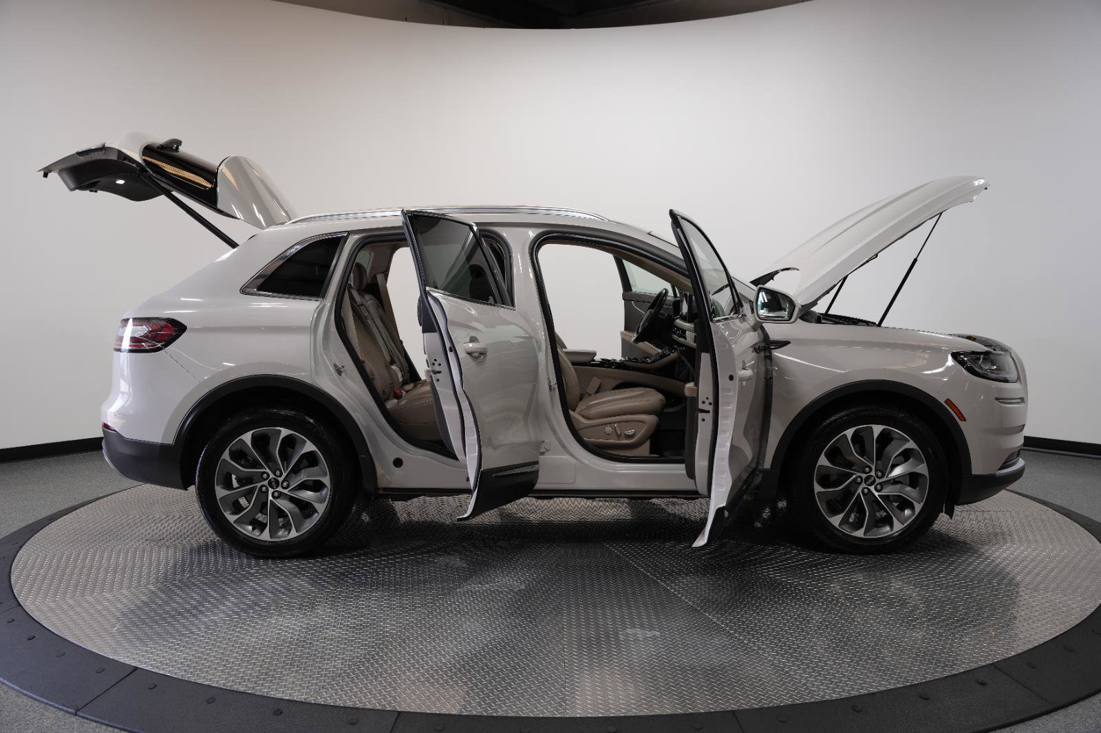 Used 2022 Lincoln Nautilus Reserve image 10