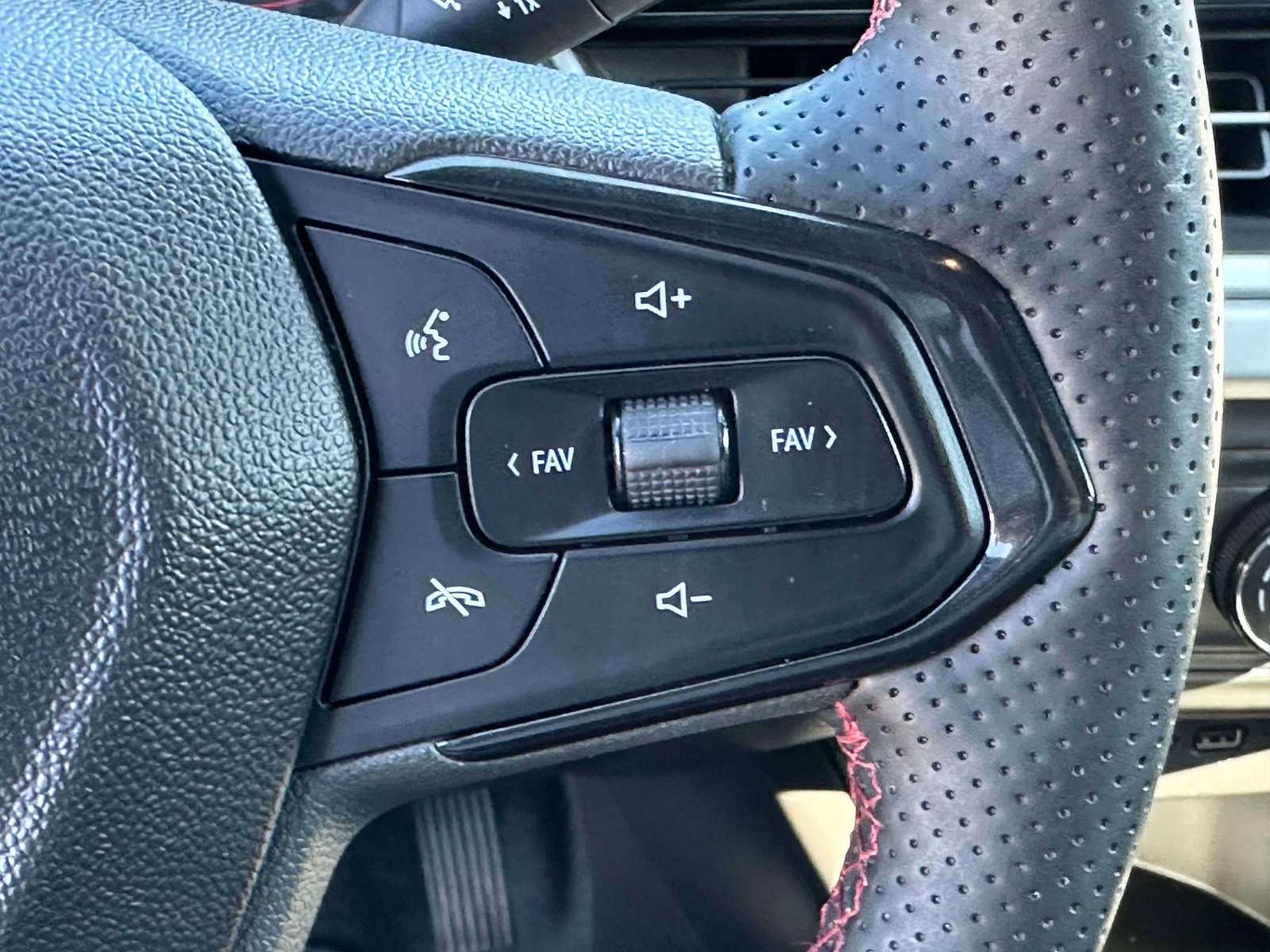 Used 2024 Chevrolet Trax RS image 19