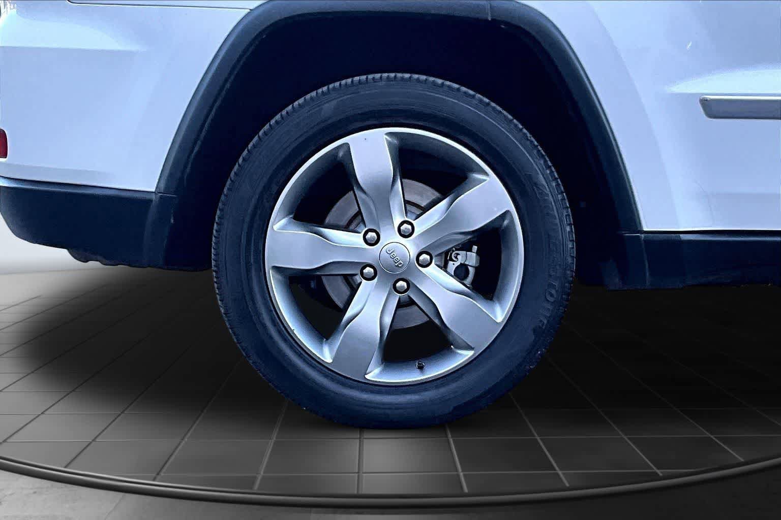 Used 2013 Jeep Grand Cherokee Overland w/ Advance Technology Group AWD/4WD image 36