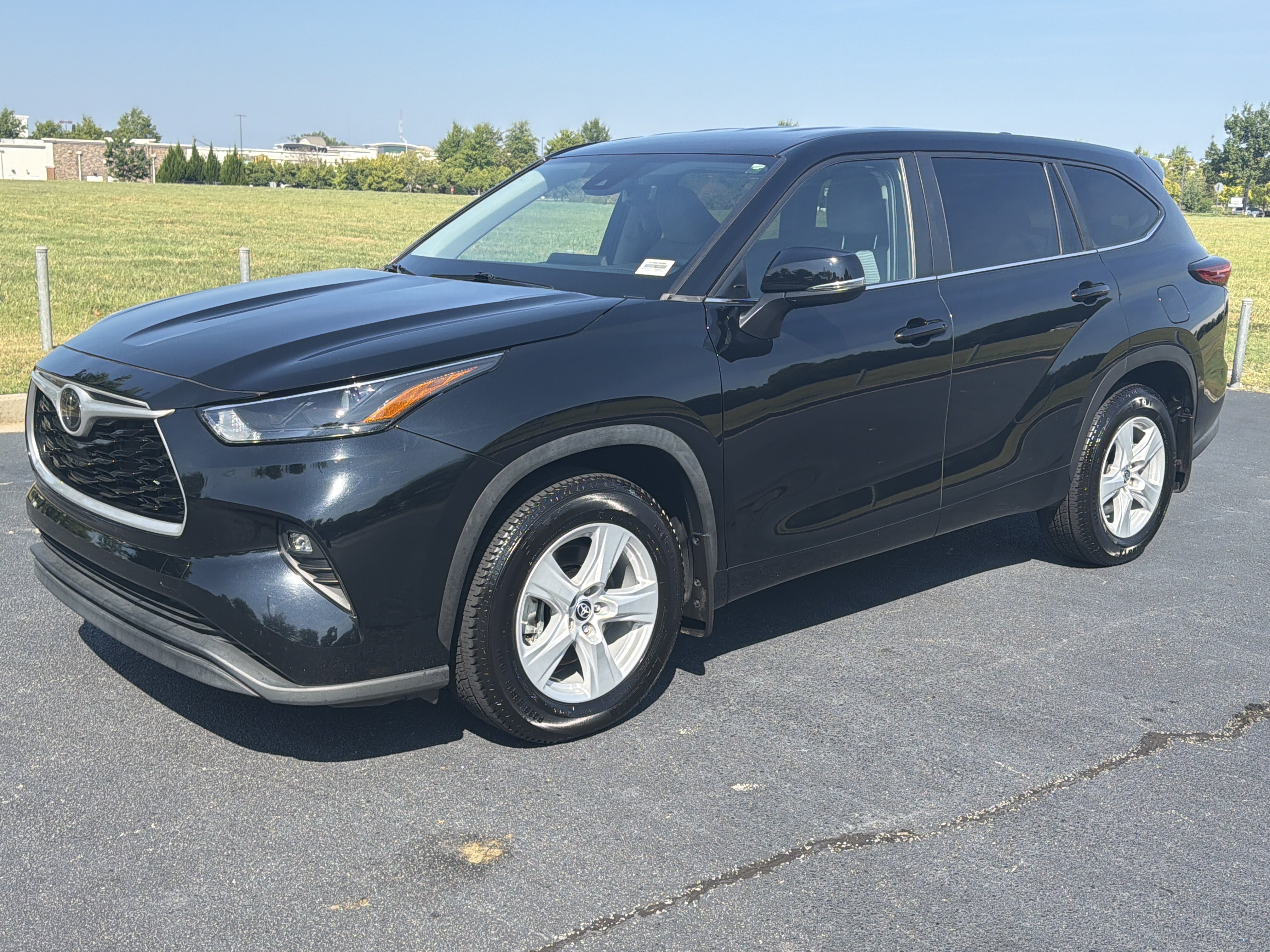 Used 2023 Toyota Highlander LE FWD image 5
