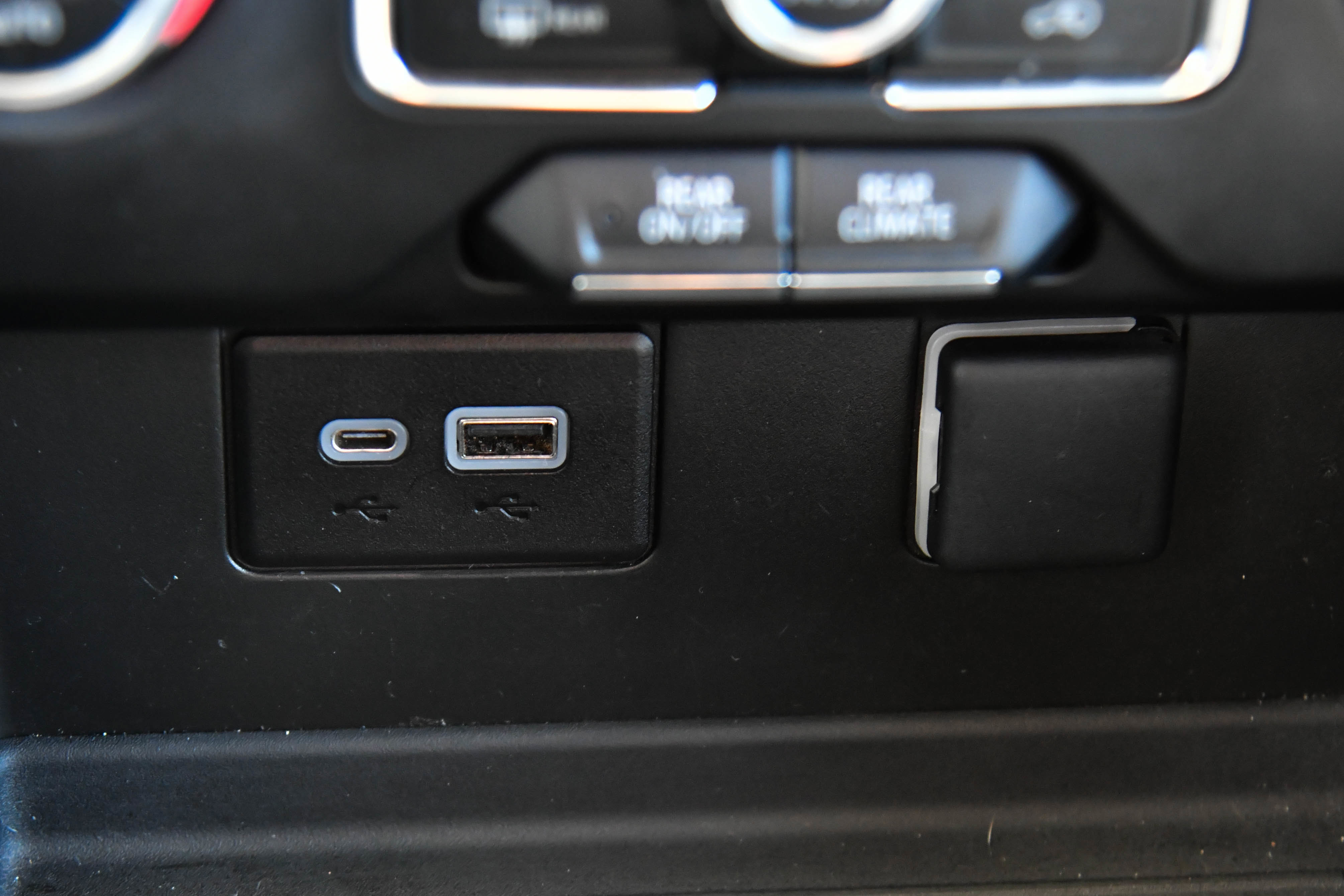 Used 2023 GMC Yukon XL SLE RWD image 28