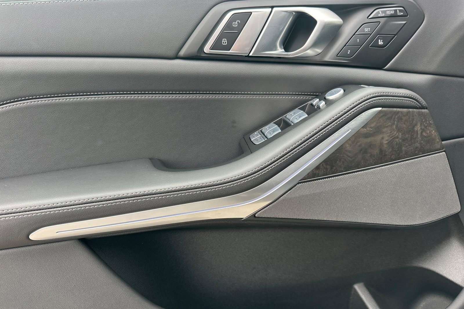 Used 2025 BMW X7 xDrive40i w/ Premium Package image 12