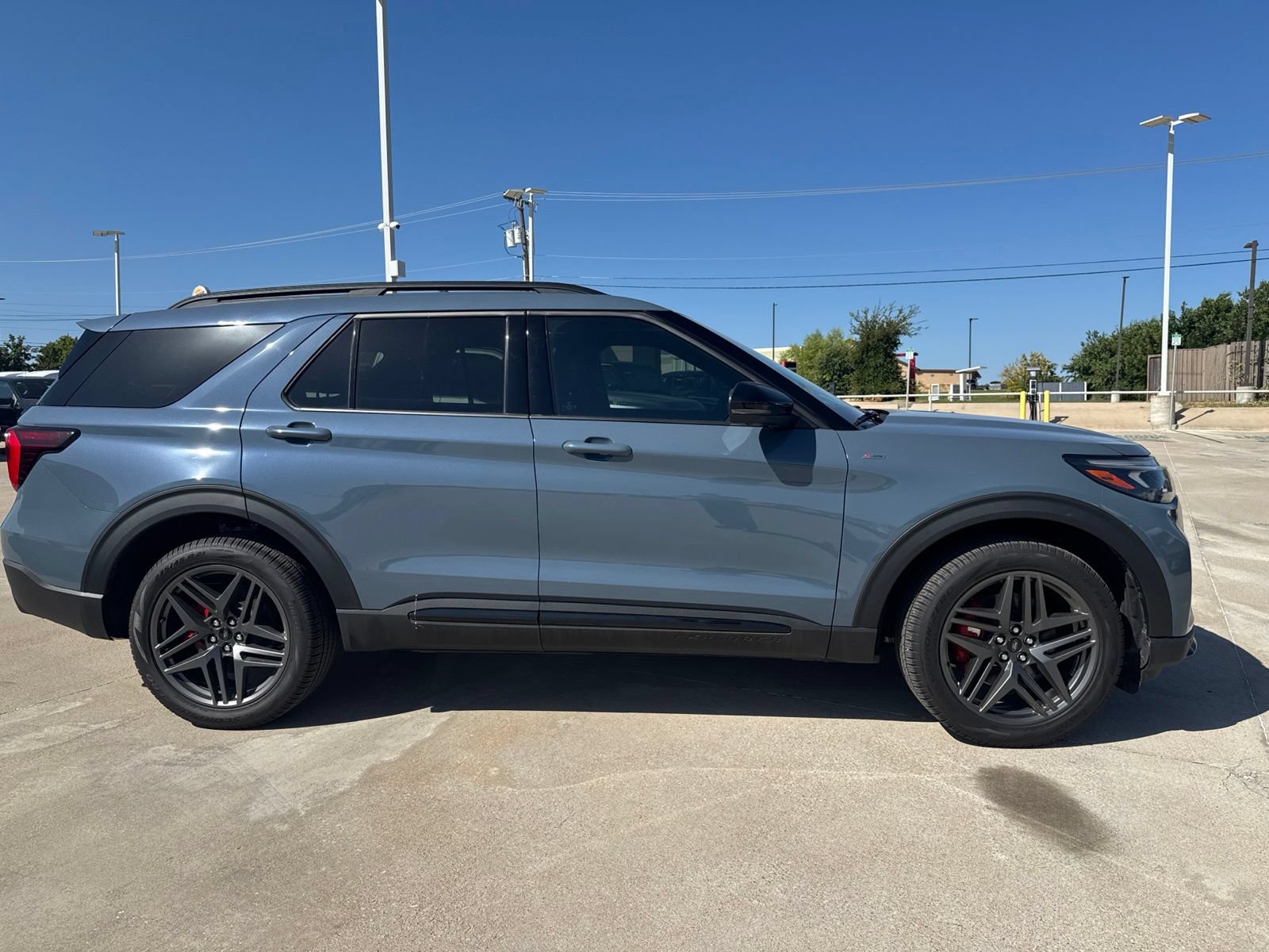 Used 2025 Ford Explorer ST-Line w/ Premium Package AWD/4WD image 2