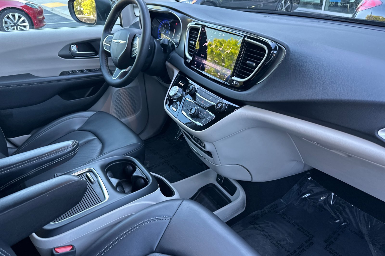 Used 2023 Chrysler Pacifica Touring-L image 17