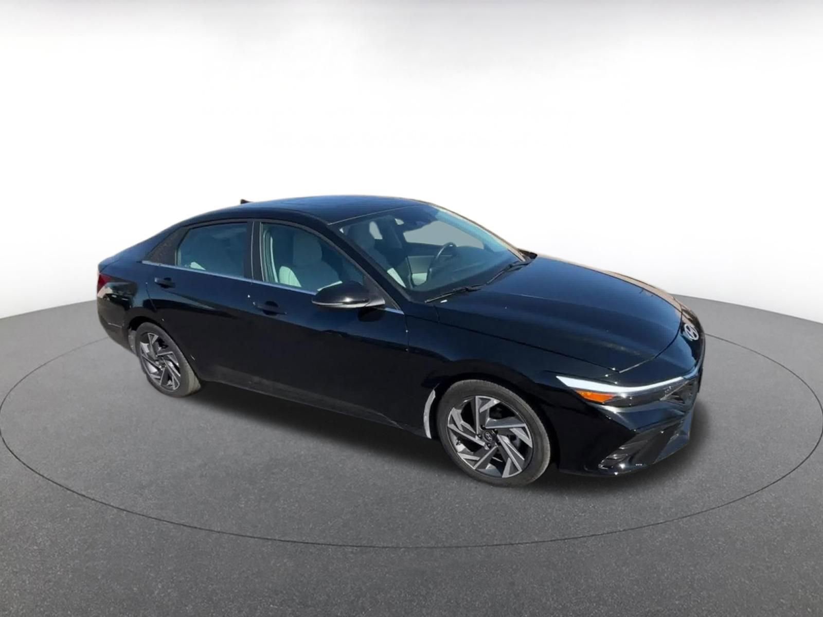 Used 2025 Hyundai Elantra Limited FWD image 2