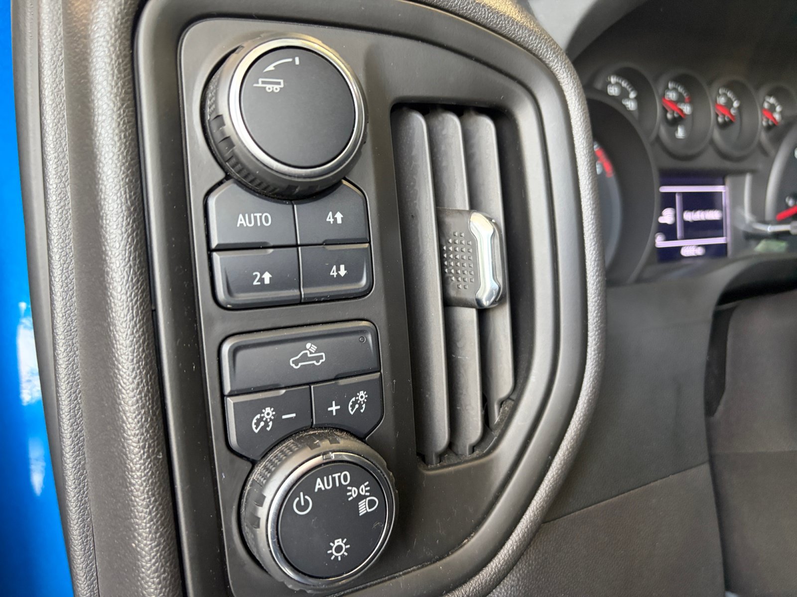 Used 2024 Chevrolet Silverado 1500 Custom Trail Boss w/ LPO, Dark Essentials Package AWD/4WD image 32