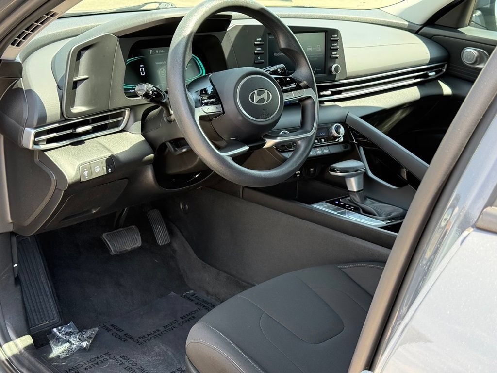 Used 2025 Hyundai Elantra Hybrid FWD image 6
