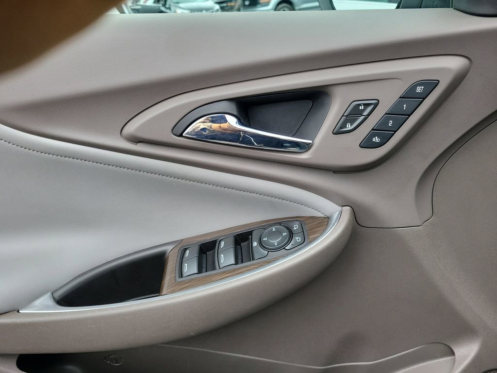 Used 2017 Chevrolet Malibu Premier w/ Driver Confidence Package image 18