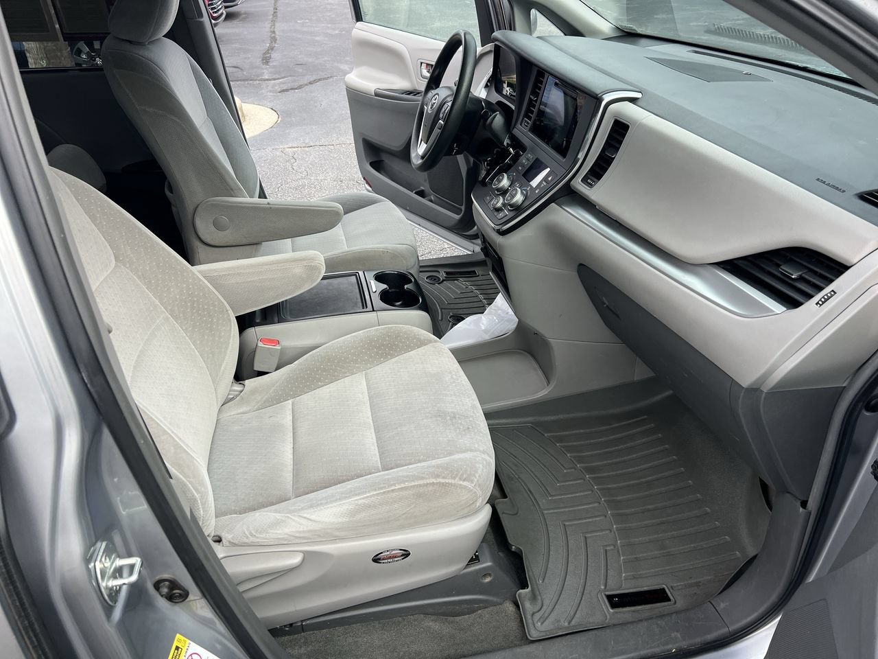 Used 2015 Toyota Sienna LE FWD image 35