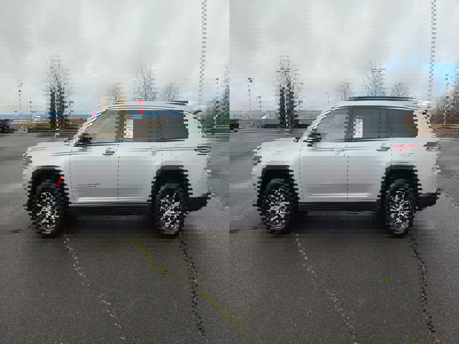 Used 2024 Jeep Grand Cherokee L Limited w/ Luxury Tech Group II image 11