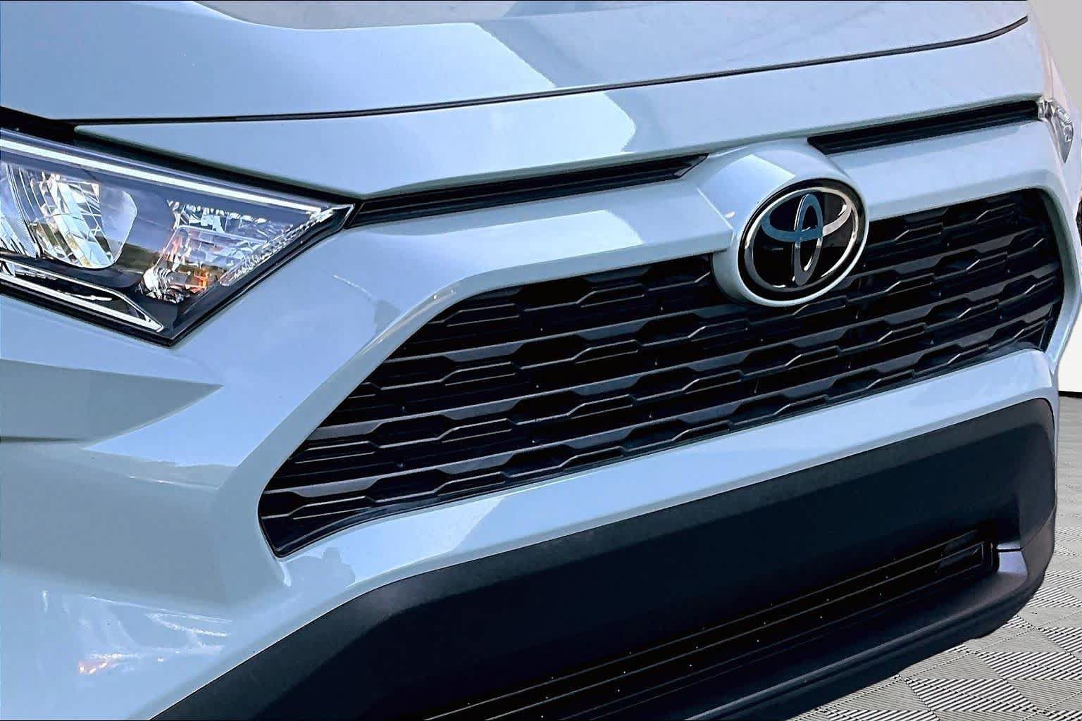 Used 2021 Toyota RAV4 XLE Premium FWD image 30