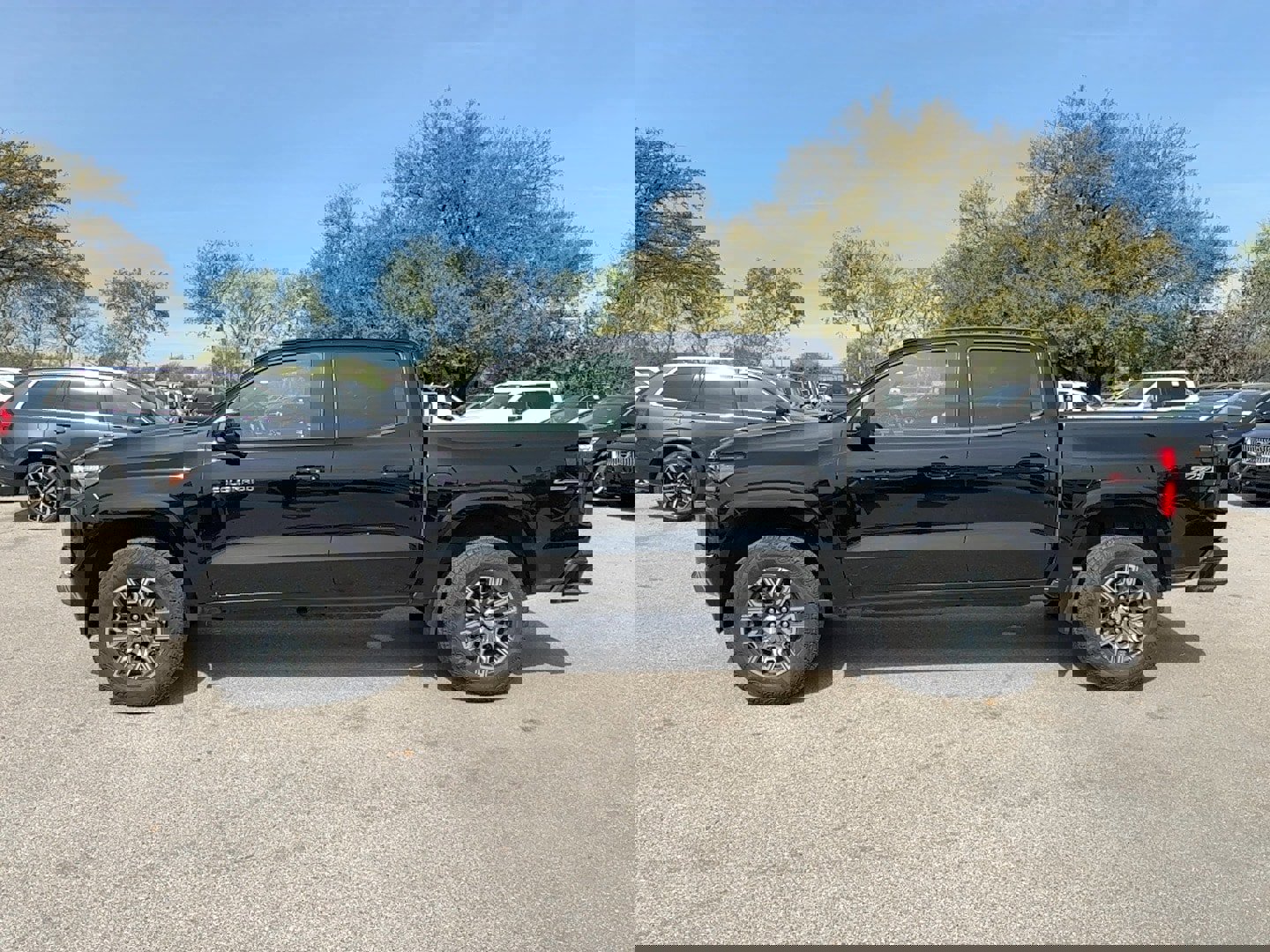 Used 2024 Chevrolet Colorado Z71 w/ Z71 Convenience Package 2 image 3