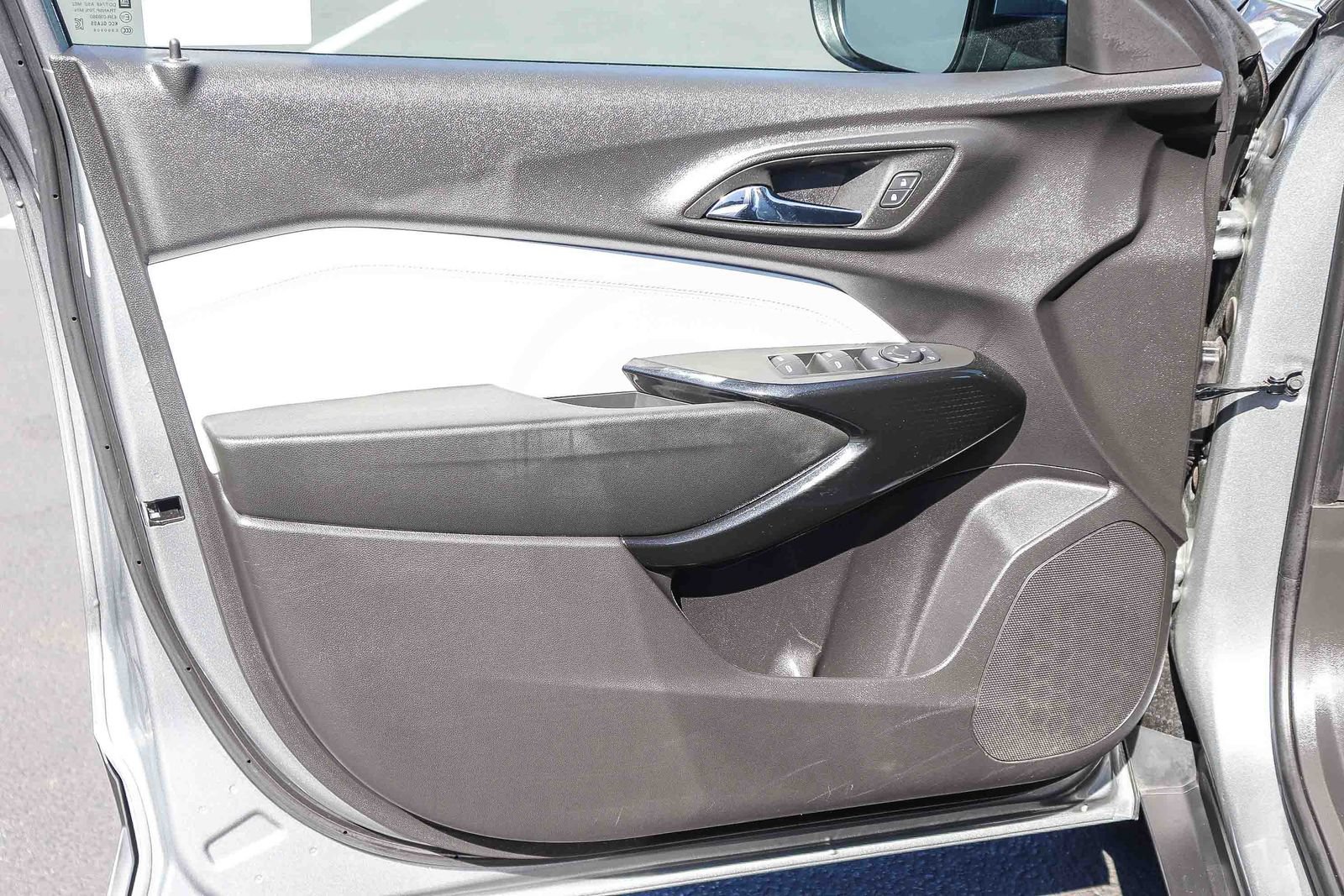 Used 2025 Chevrolet Trax LT FWD image 26