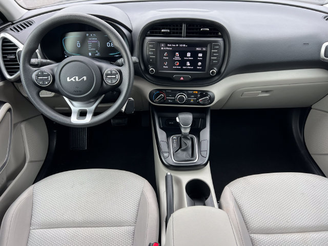 Used 2025 Kia Soul LX w/ LX Technology Package FWD image 2