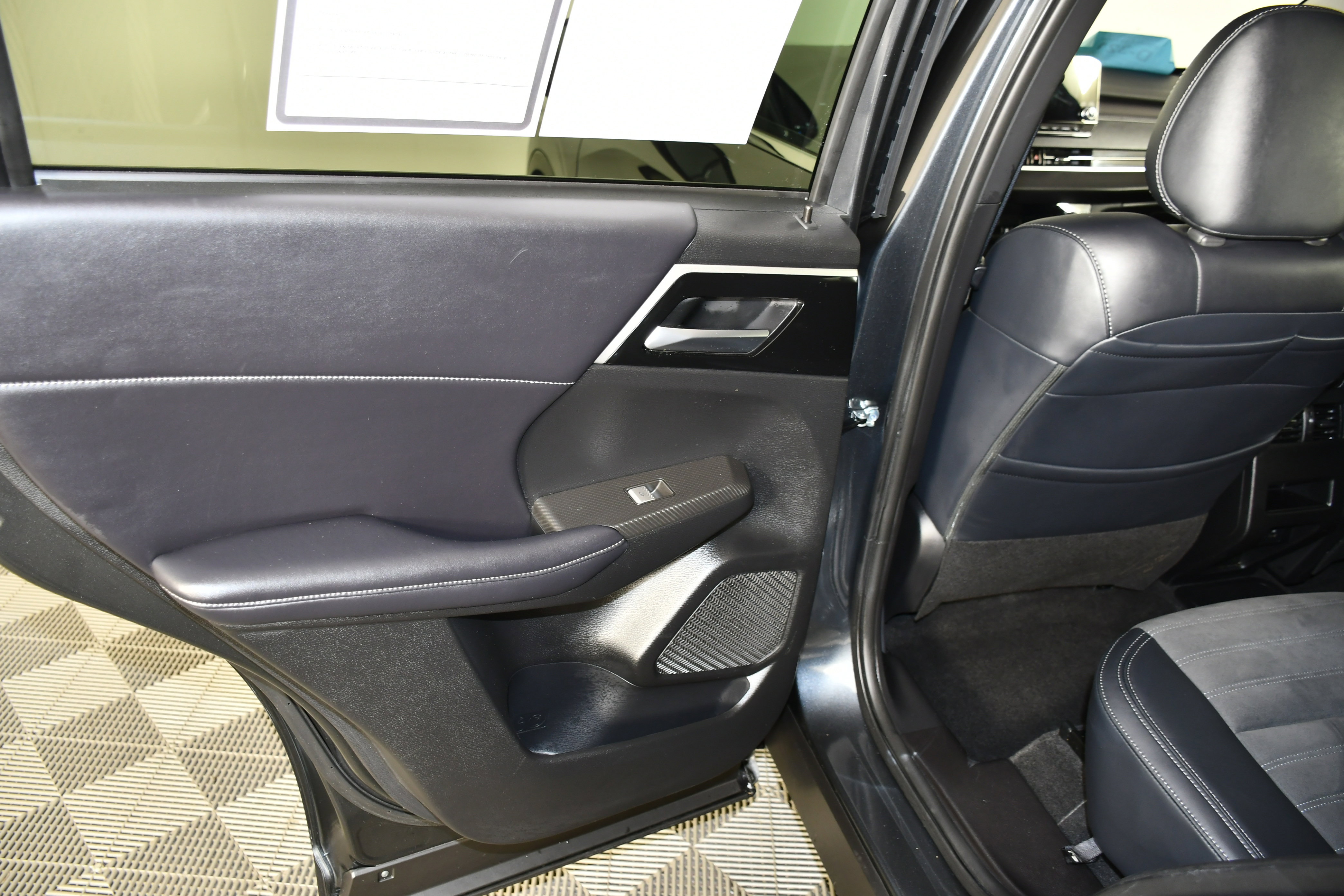 Used 2025 Mitsubishi Outlander SE image 40