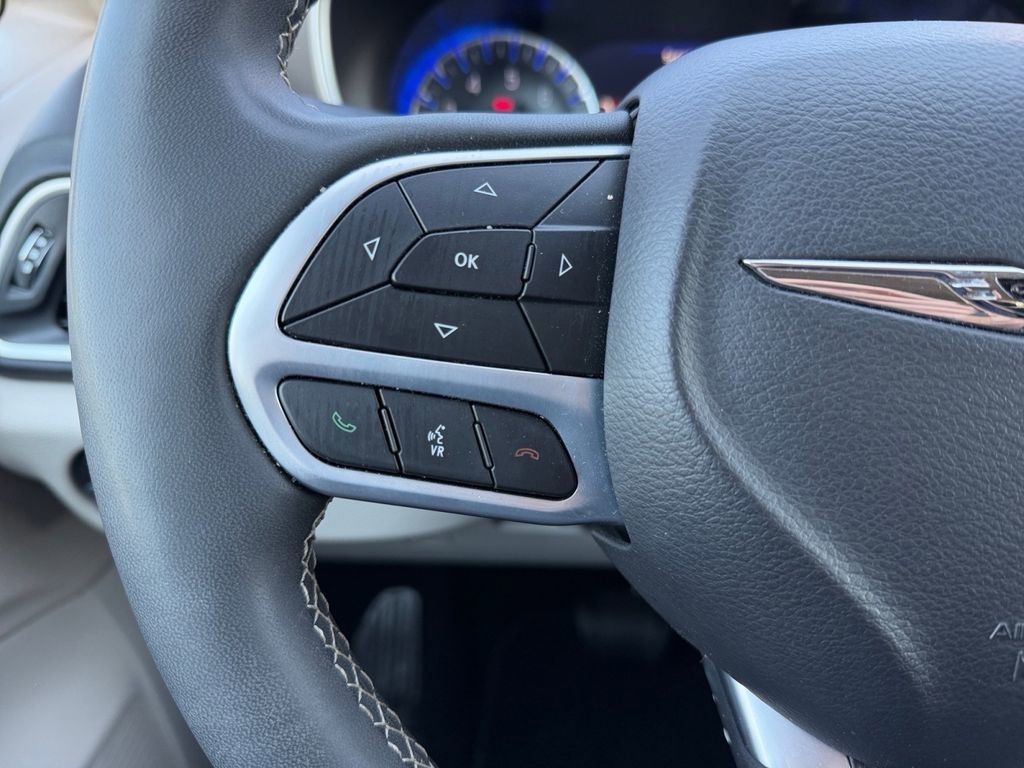 Used 2023 Chrysler Pacifica Touring-L image 23