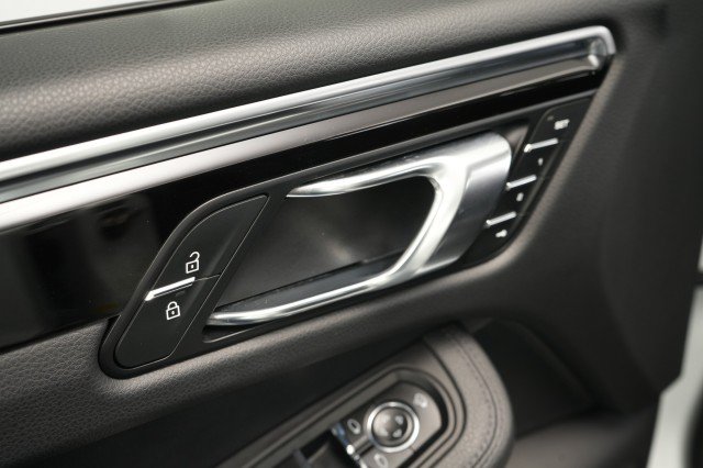 Used 2023 Porsche Macan AWD/4WD image 29