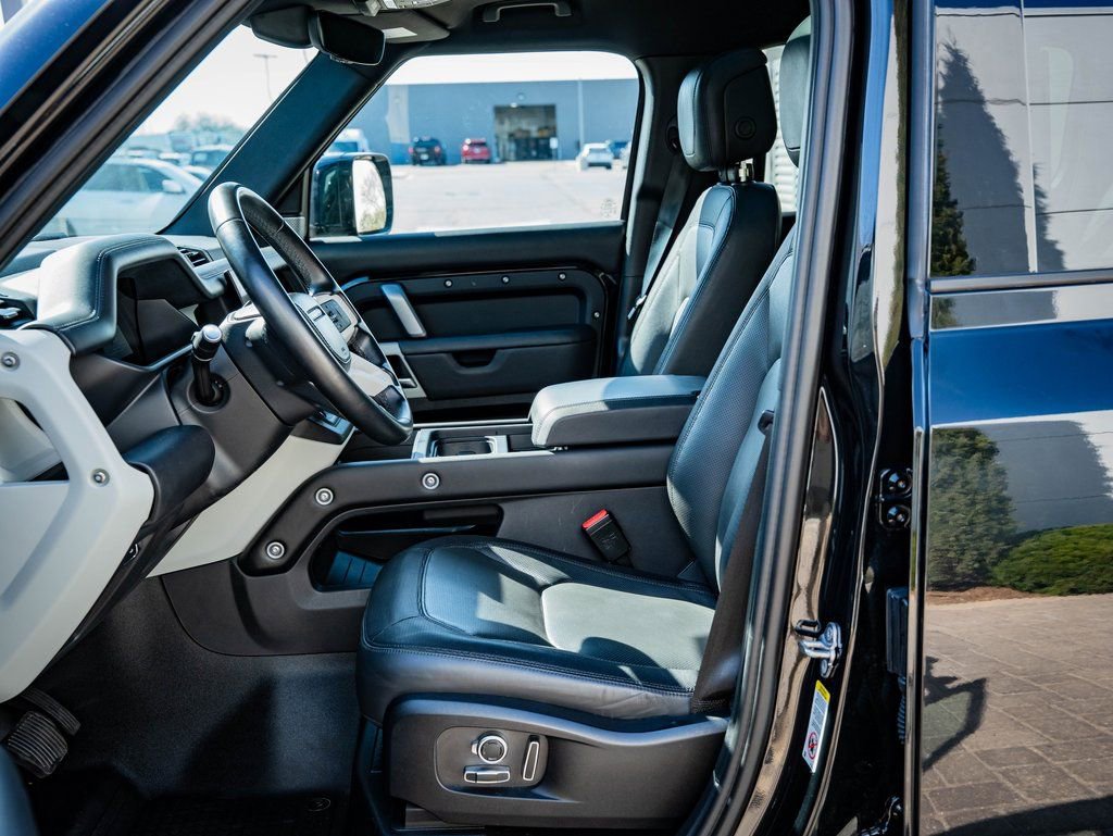 Used 2023 Land Rover Defender 130 X-Dynamic SE image 21