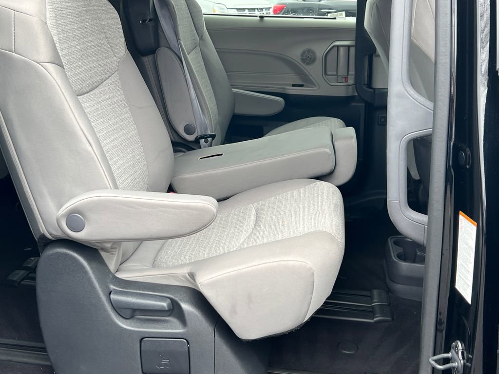 Used 2024 Toyota Sienna LE image 12